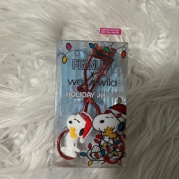 Wet N Wild X Peanuts Holiday Hugs Eyelash Curler - Picture 2 of 3